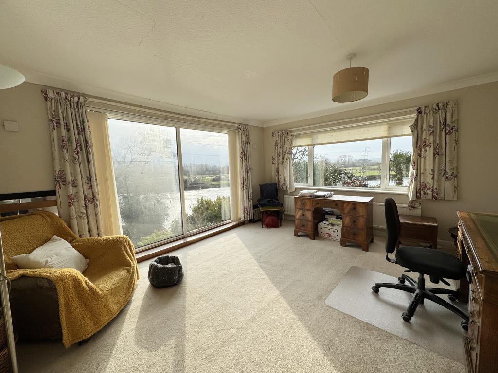 Lot: 76 - ONE-BEDROOM APARTMENT WITH RIVER VIEWS - Dining room